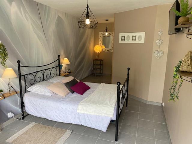 Cottage A La Campagne Avec Piscine Et Spa Ardentes Εξωτερικό φωτογραφία